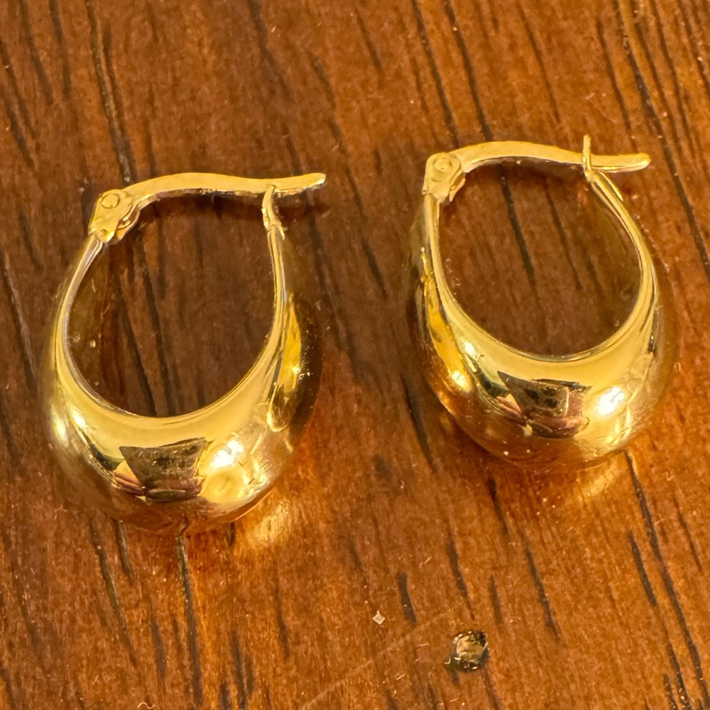 Solid 14k gold teardrop hoops - Picture 2 of 12